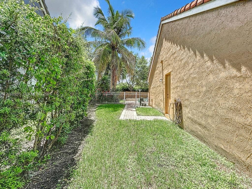 1342 NW 195th Avenue, Pembroke Pines, FL 33029 Side of house