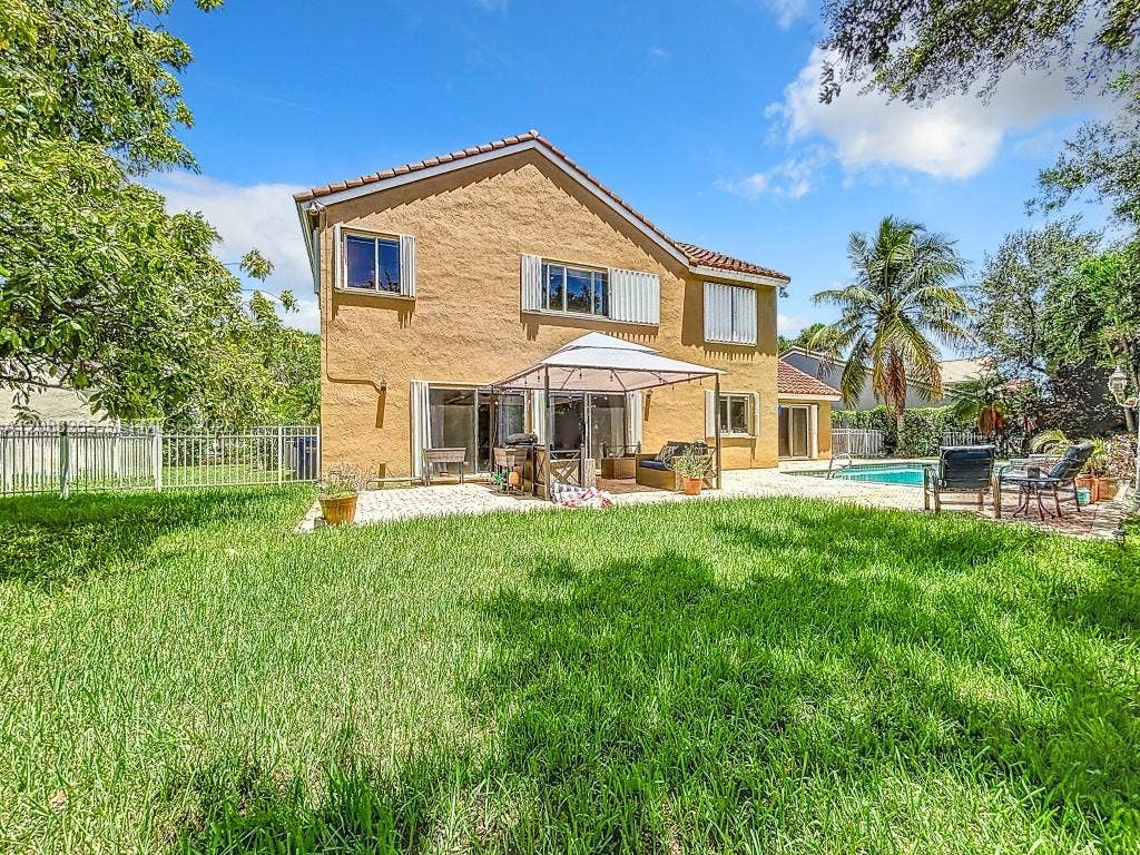 1342 NW 195th Avenue, Pembroke Pines, FL 33029 Green area