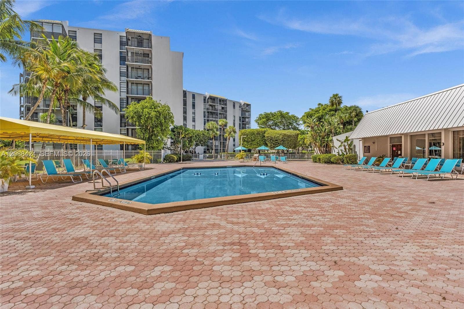 20400 W Country Club Drive, #315, Aventura, FL 33180 SPACIOUS POOL DECK