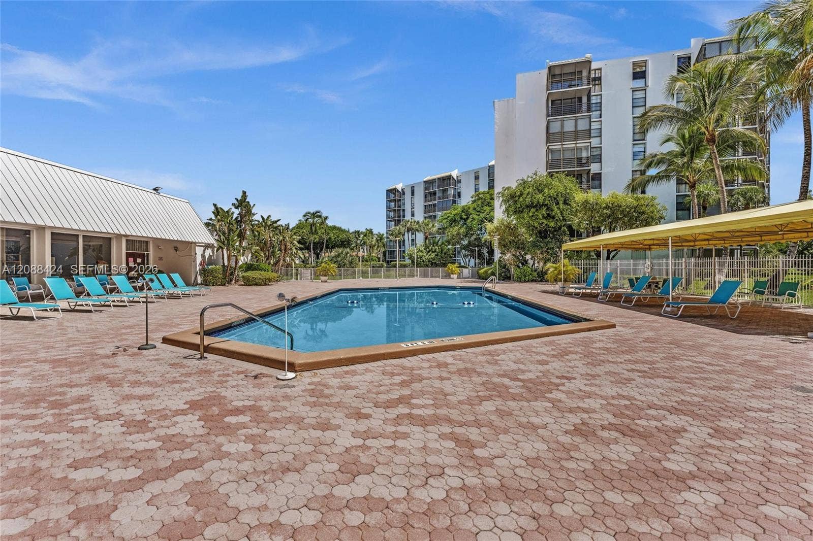 20400 W Country Club Drive, #315, Aventura, FL 33180 POOL DECK