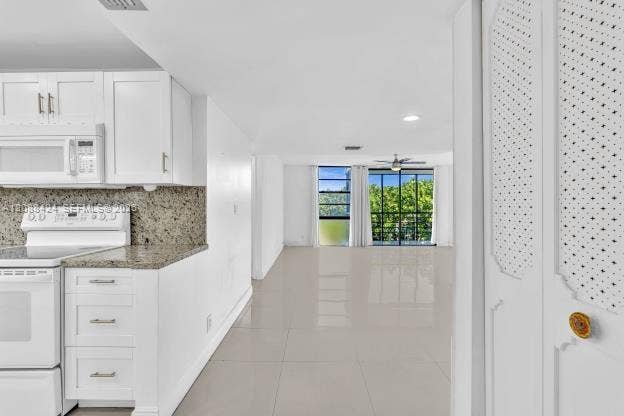 20400 W Country Club Drive, #315, Aventura, FL 33180 KITCHEN