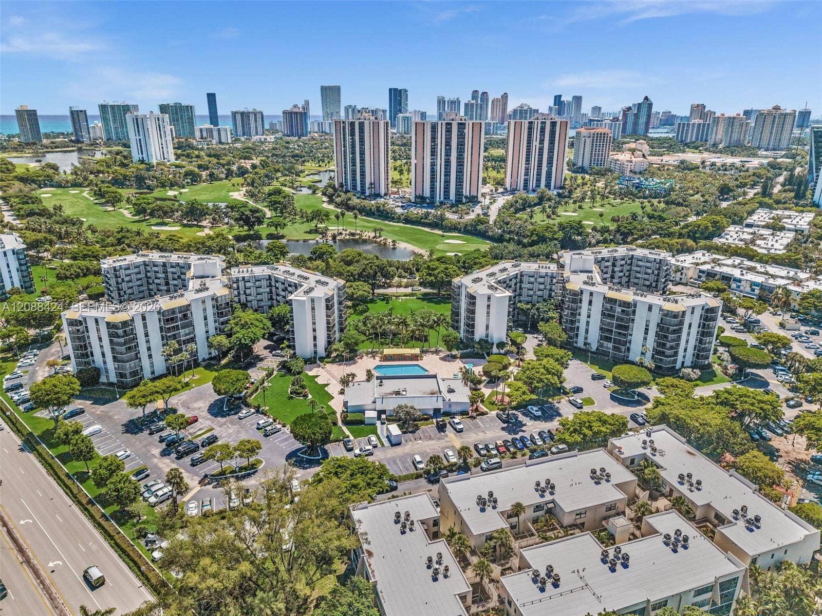20400 W Country Club Drive, #315, Aventura, FL 33180 BISCAYA CONDO PERFECTLY LOCATED