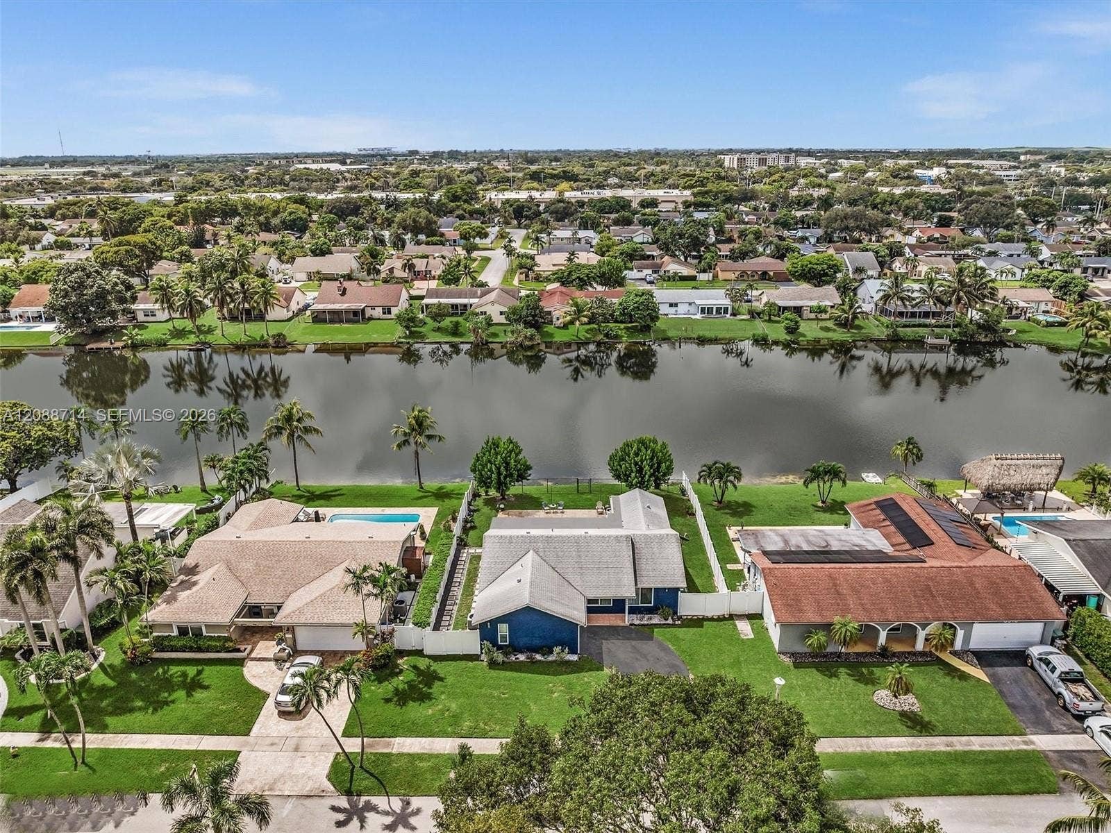 Double gate on right side on home - perfect for RV/boat parking