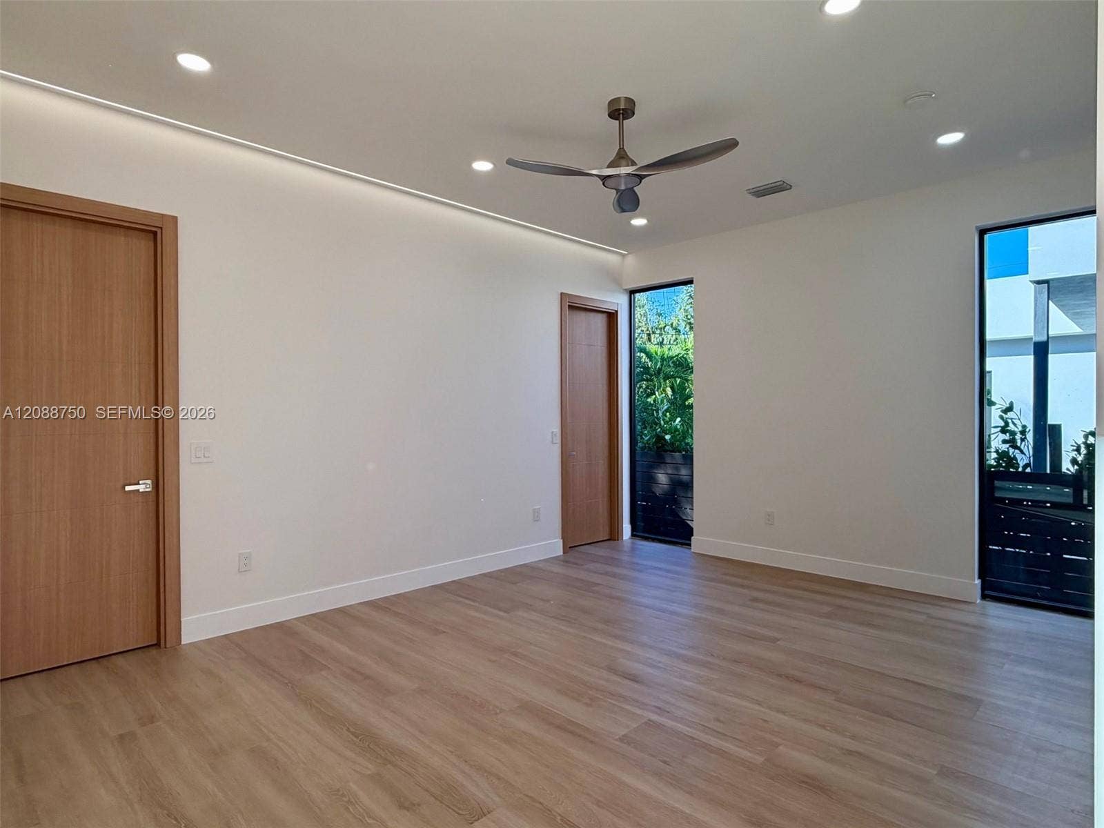 2 walk-in closets