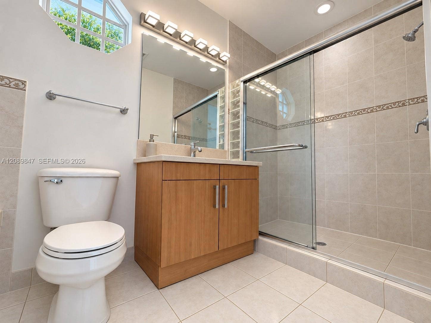 MASTER BATHROOM 1 (2ND FLOOR)
