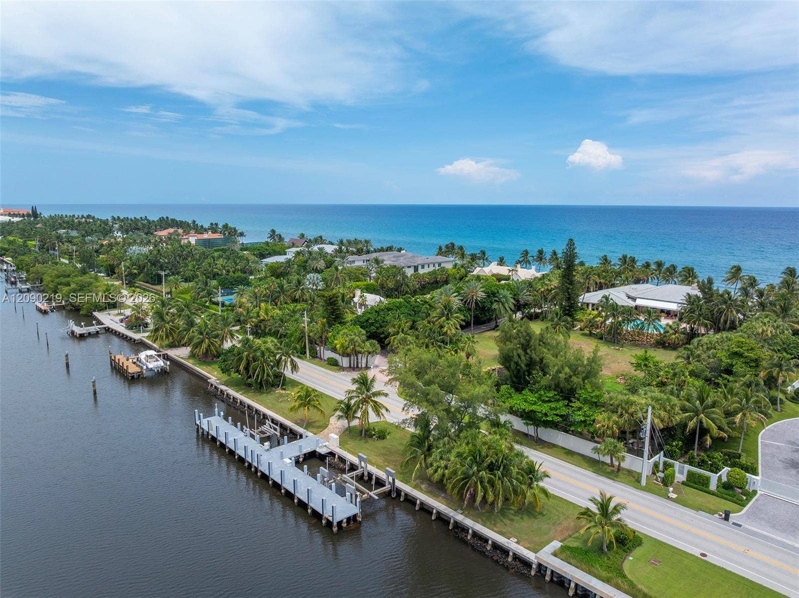 960 S Ocean Boulevard, Manalapan, FL 33462 approx 100 ft250 ft intracoastal front