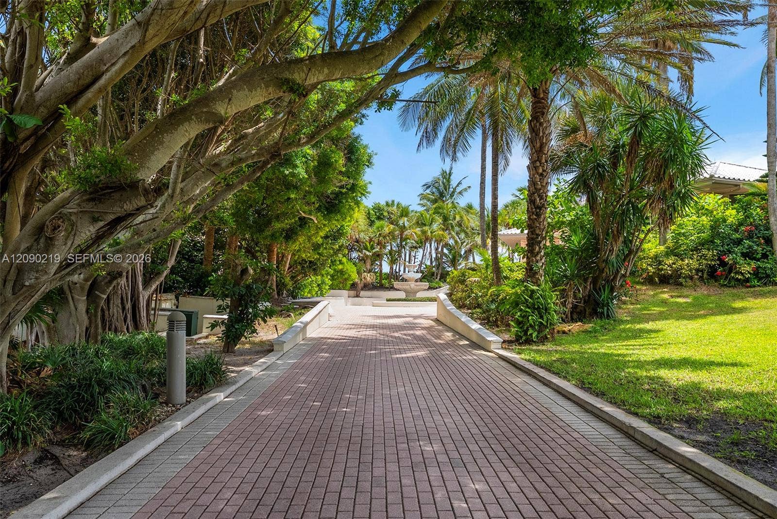 960 S Ocean Boulevard, Manalapan, FL 33462 Elegant driveway