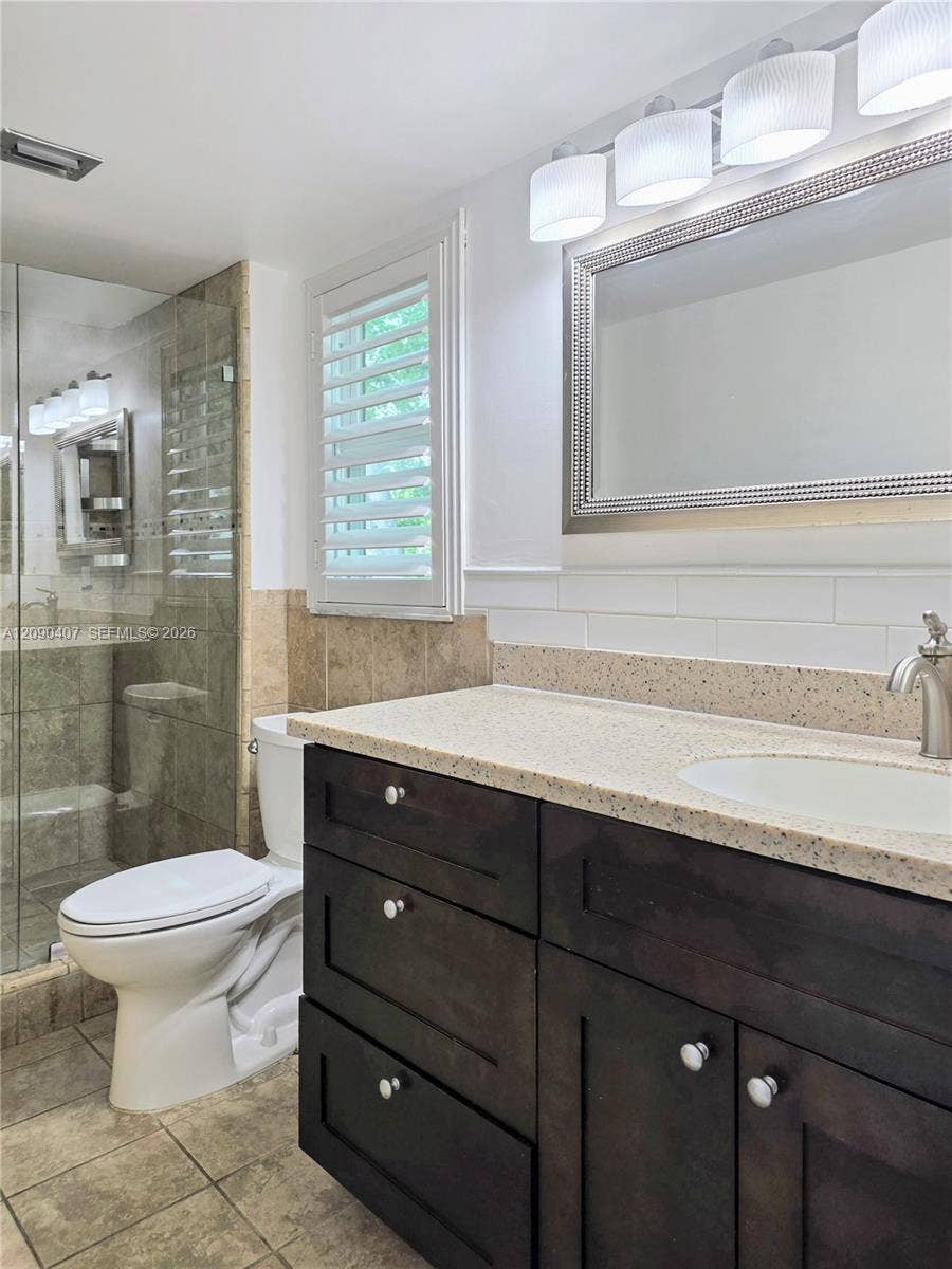 2212 S Cypress Bend Drive, #301, Pompano Beach, Pompano Beach, FL 33069 Photo 17