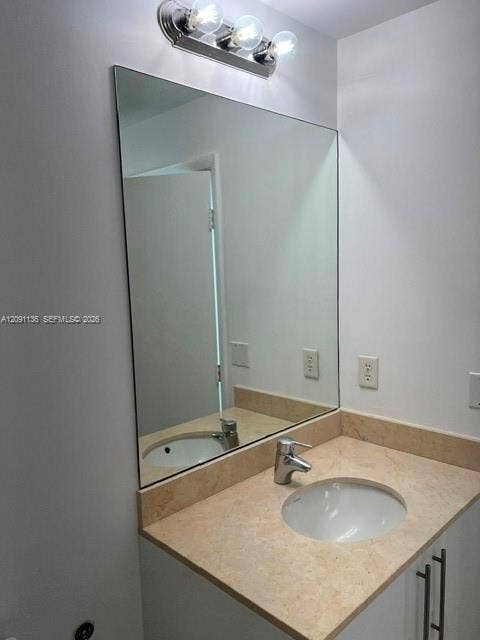 3330 NE 190th Street, #LPH14, Aventura, FL 33180 entry 1/2 bath