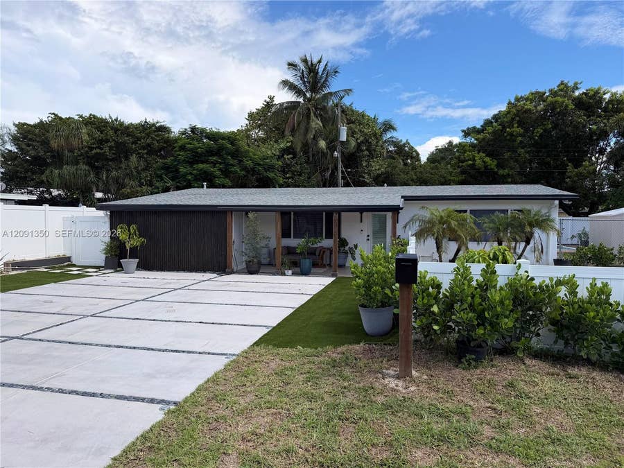 Property photo for 310 NE 12th Avenue, Pompano Beach, FL