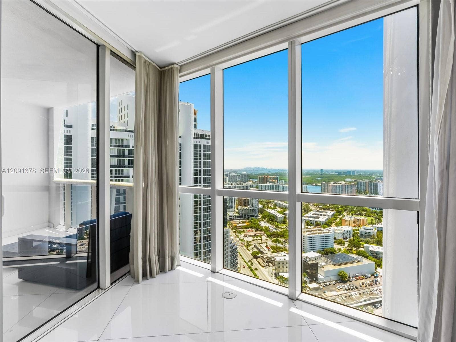 18201 Collins Avenue, #5303, Sunny Isles Beach, FL 33160 Floor to ceiling glass