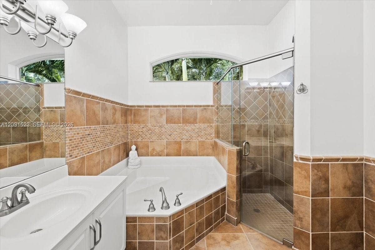 6982 Coronado Way, Pembroke Pines, FL 33331 Primary Bathroom
