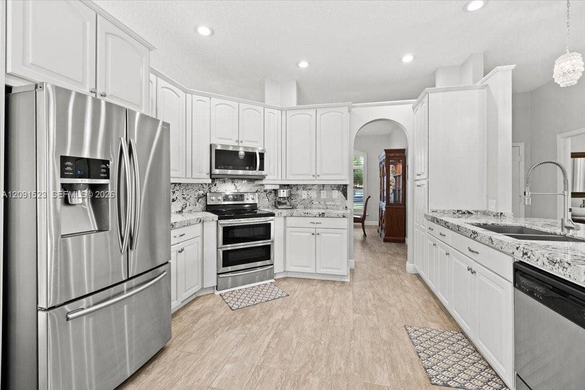 6982 Coronado Way, Pembroke Pines, FL 33331 Updated Kitchen