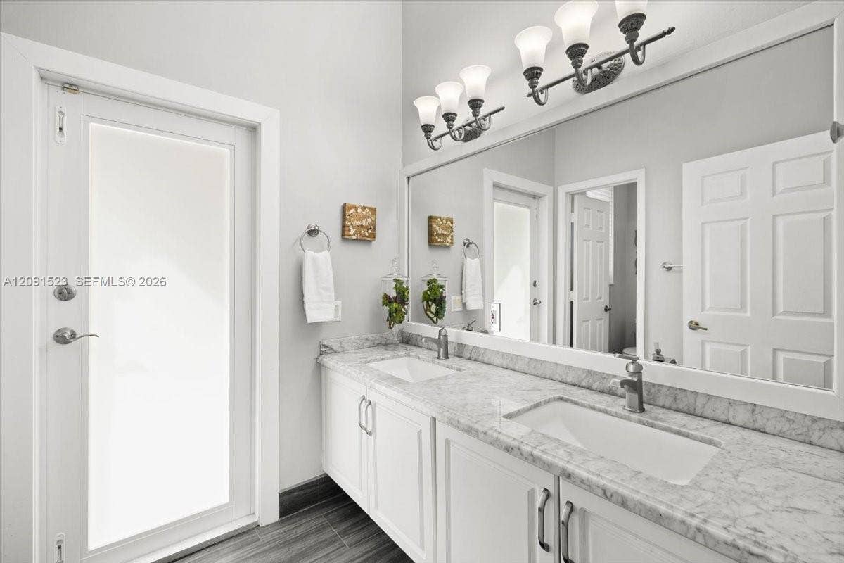 6982 Coronado Way, Pembroke Pines, FL 33331 Updated Shared Bathroom