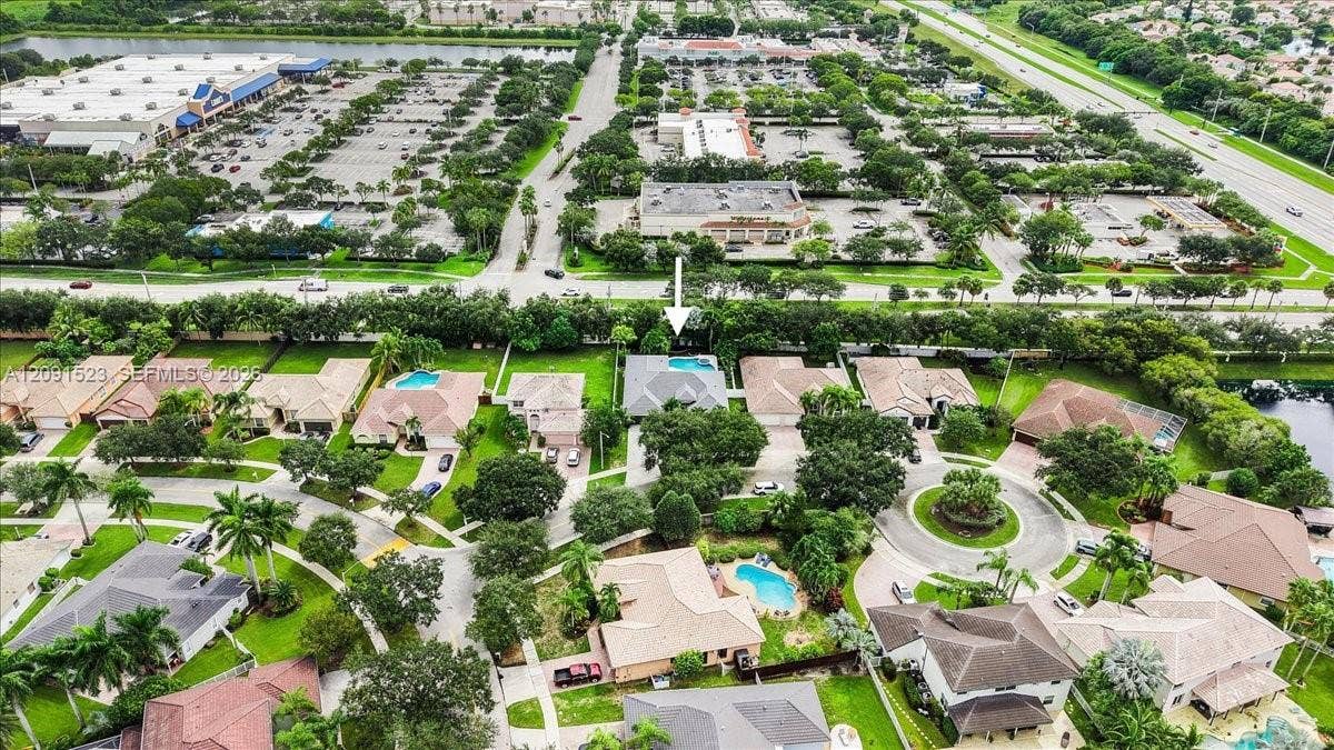 6982 Coronado Way, Pembroke Pines, FL 33331 Grocery/Shopping/Restaurants/Movie Theater