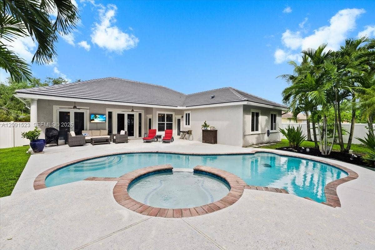 6982 Coronado Way, Pembroke Pines, FL 33331 Updated Pool