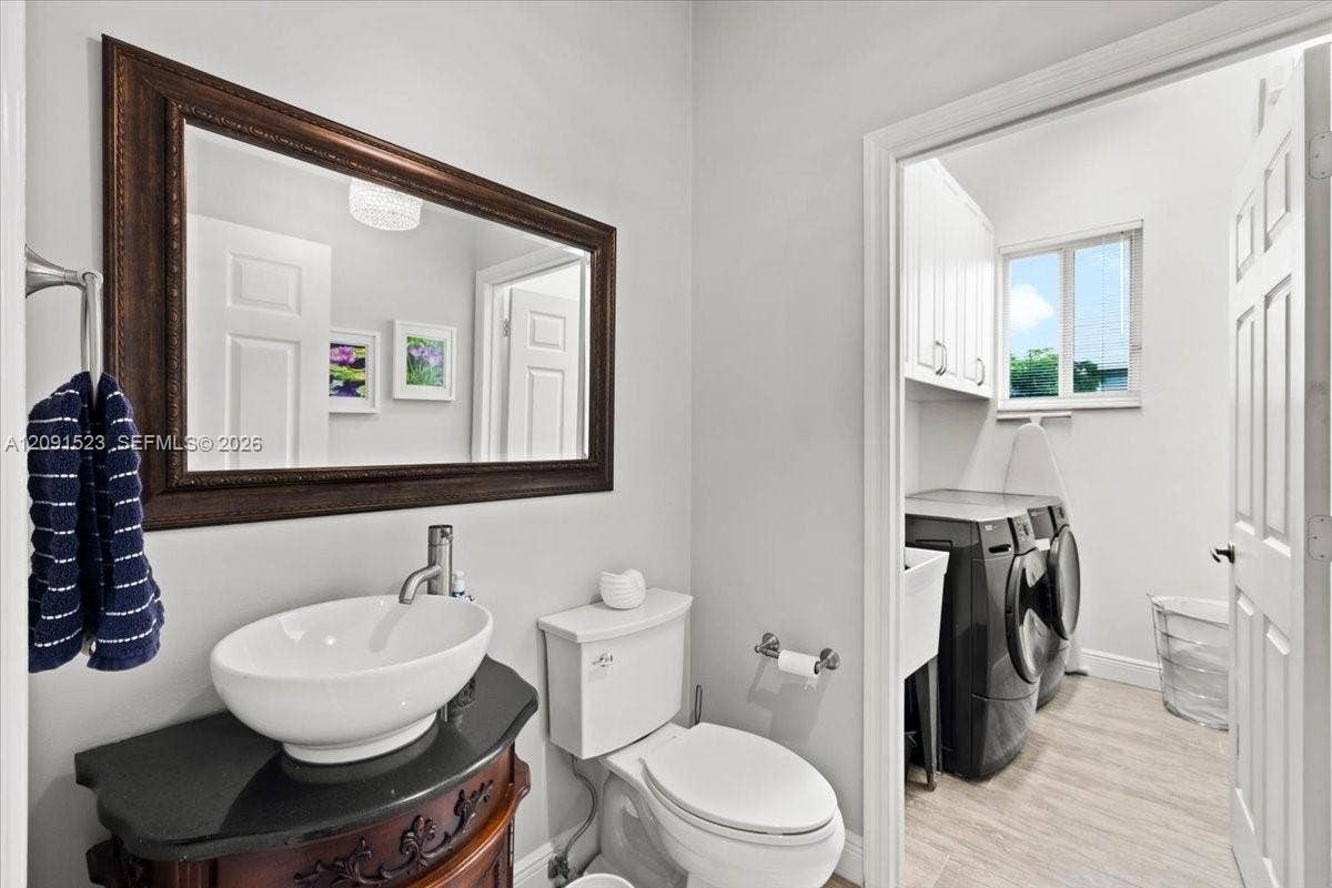 6982 Coronado Way, Pembroke Pines, FL 33331 Guest Bathroom