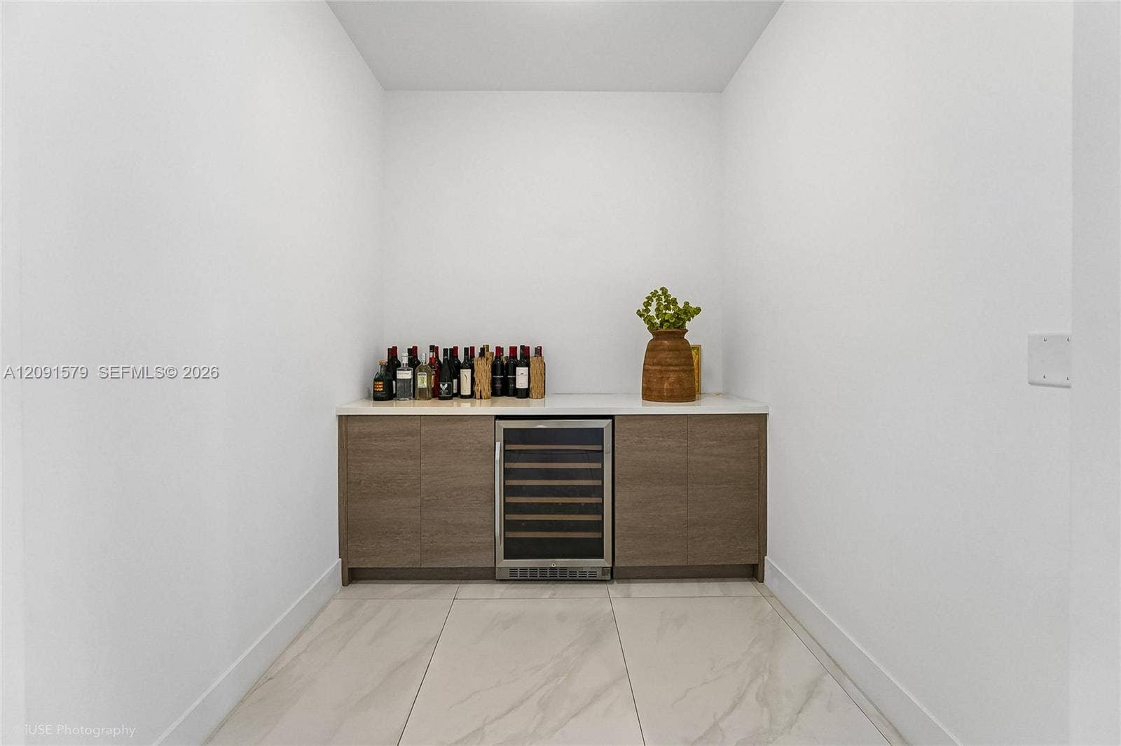 16629 Botaniko Drive, Weston, FL 33326 Second Pantry/Bar - Downstairs