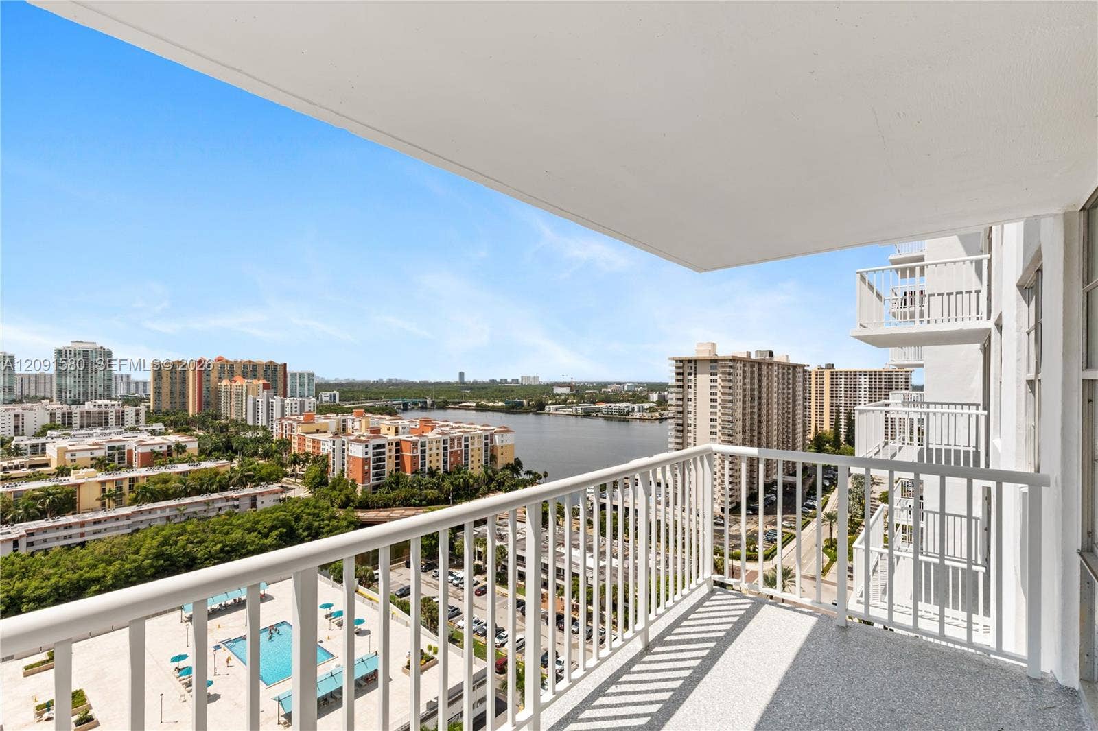 231 174th Street, #2106, Sunny Isles Beach, FL 33160 Photo 2
