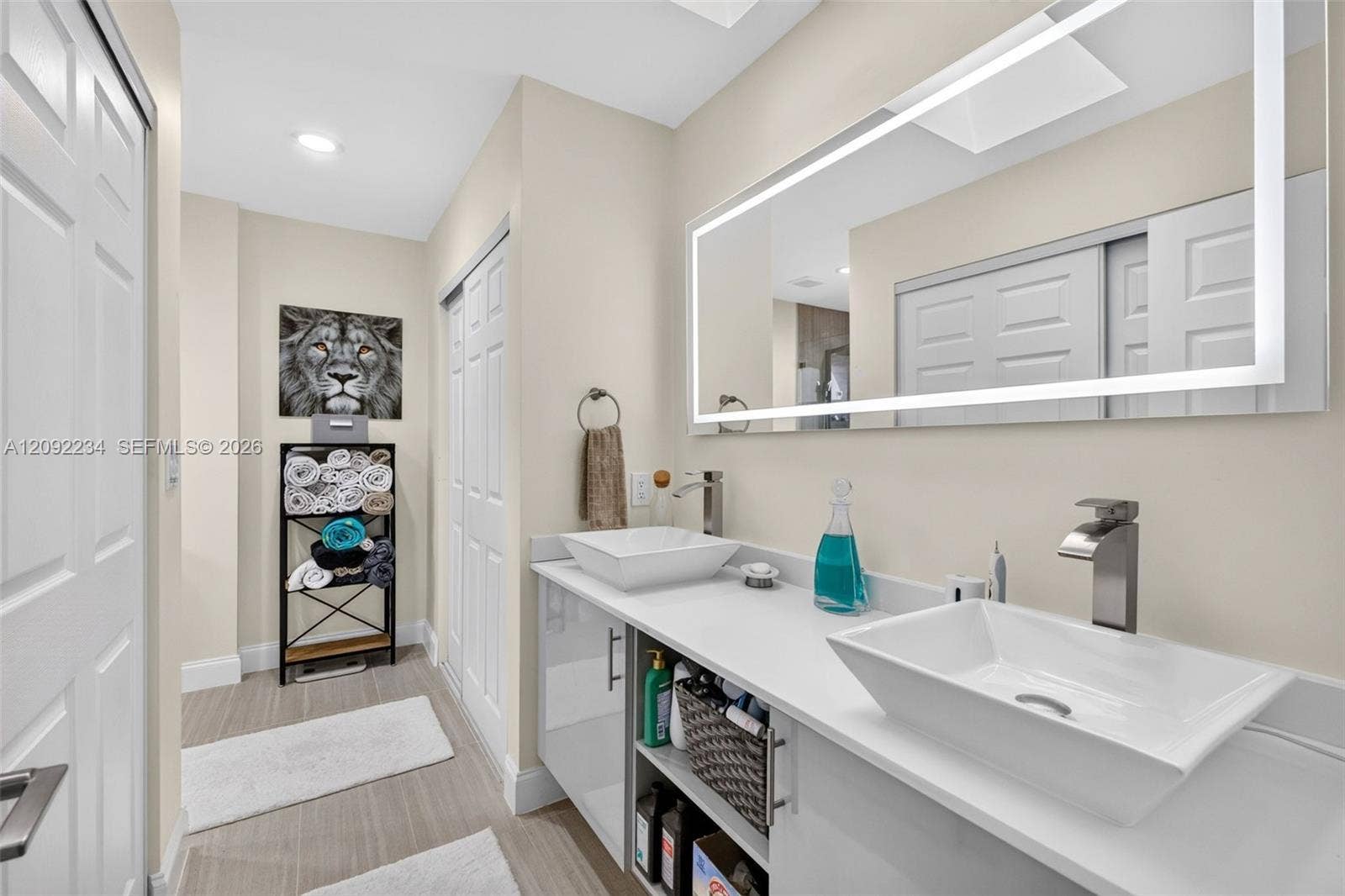 1401 NE 9th Street, #50, Fort Lauderdale, FL 33304 Top of the Line Dual Sinks and Lighted Mirror in the Master Bathroom