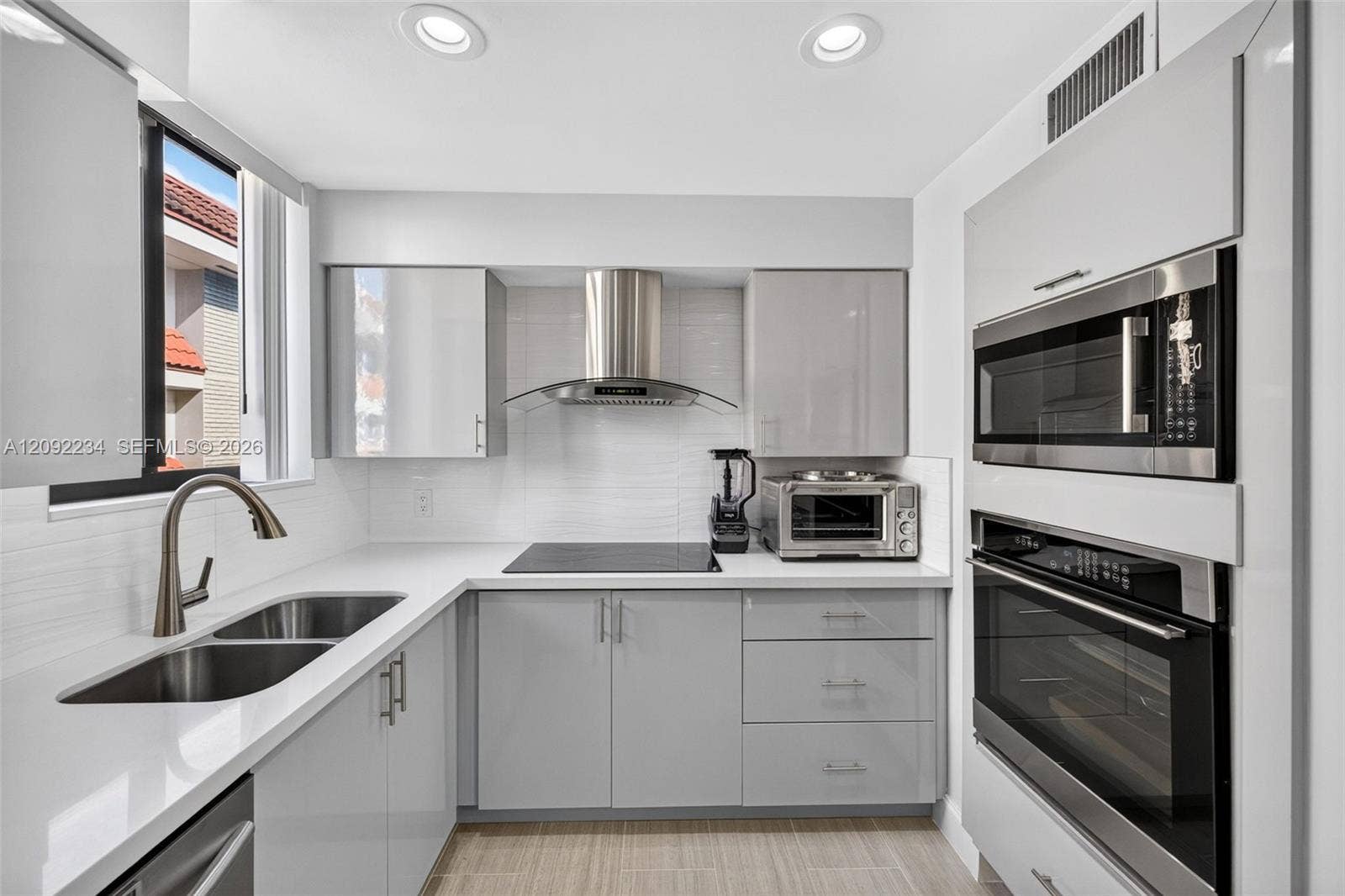 1401 NE 9th Street, #50, Fort Lauderdale, FL 33304 Barely Used Ultra-Modern Kitchen Adds to the High-End Nature of this Townhouse