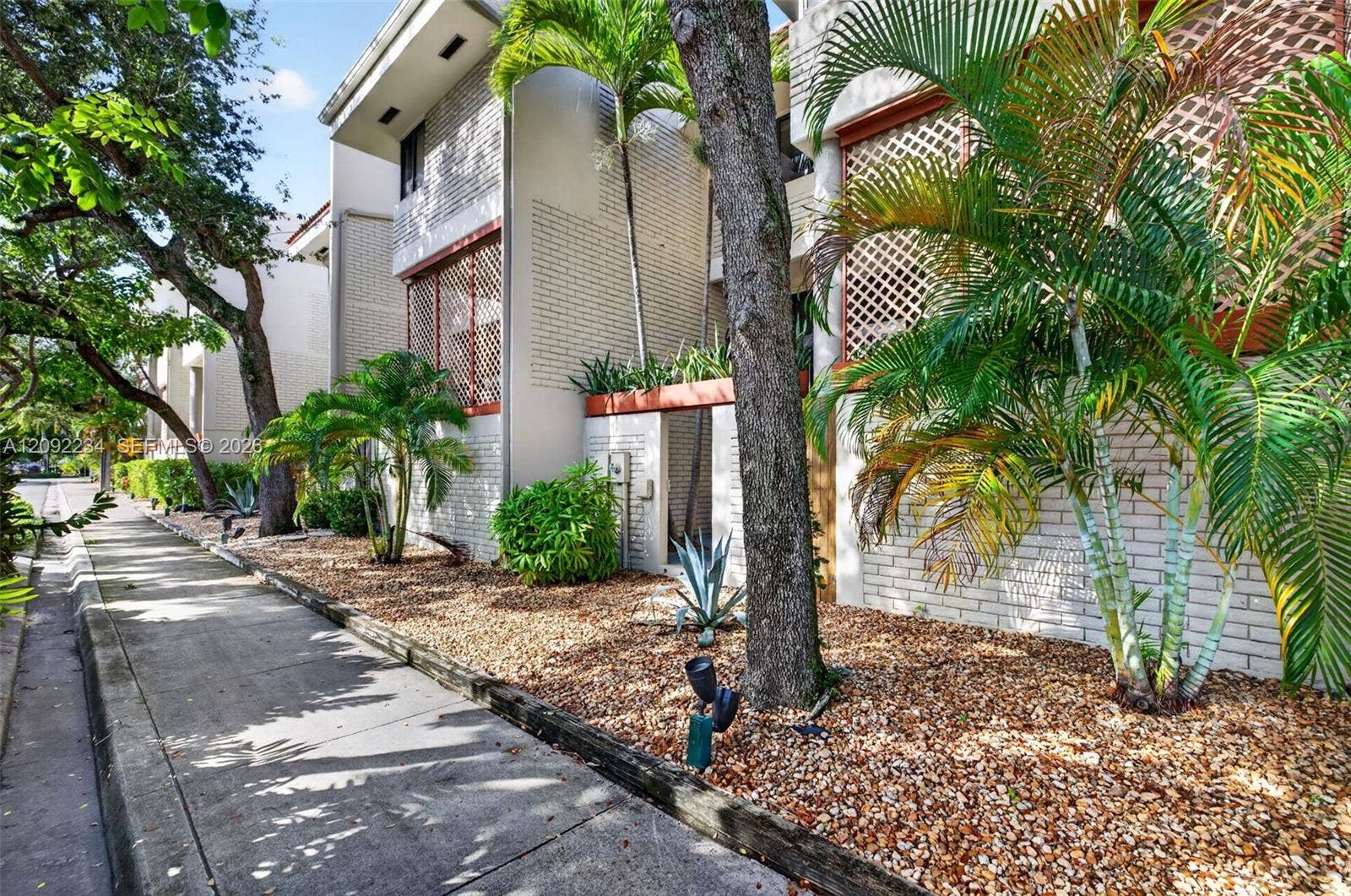1401 NE 9th Street, #50, Fort Lauderdale, FL 33304 The Exterior Landscaping Gives Victoria Park Place an Upscale Feeling that Carries Through to the Rest of the Complex