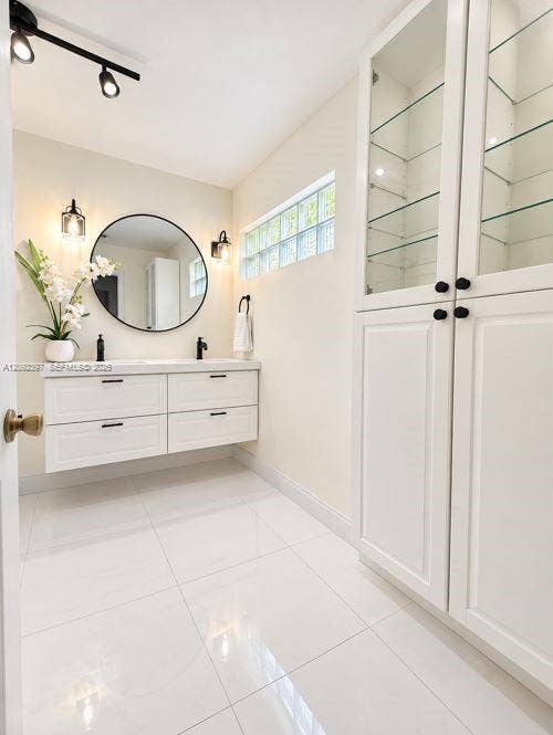 127 Danielle Court, Weston, FL 33326 Existing Master Bathroom Entry