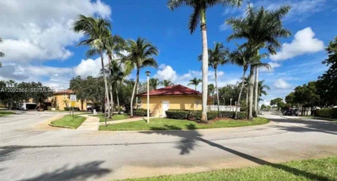 14015 N Forest Oak Circle, Davie, FL 33325 Photo 5