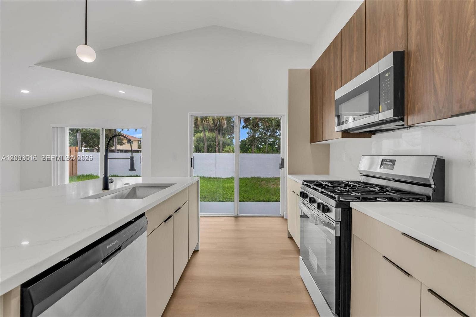 16 Gables Boulevard, Weston, FL 33326 Photo 8
