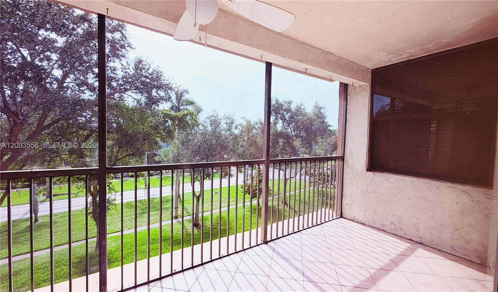 6800 Cypress Road, #401, Plantation, Plantation, FL 33317 Screened-in outdoor Florida living