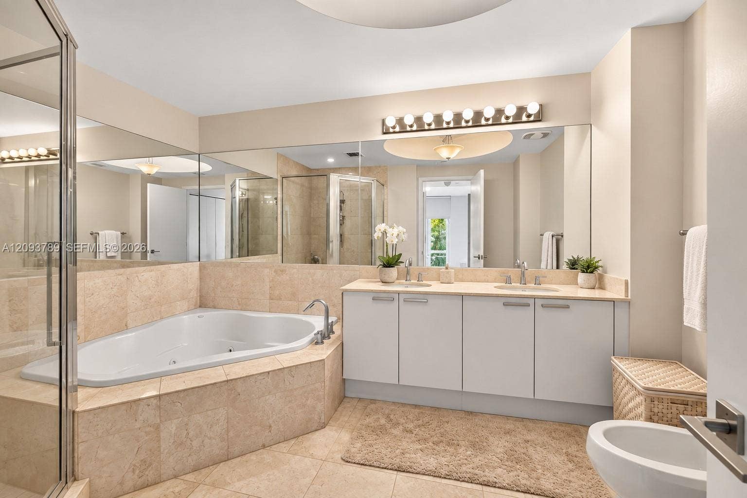 Aventura, FL 33180 Main Bathroom