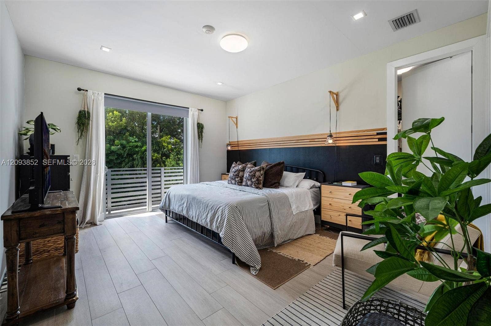 Large master bedroom w/ balcony