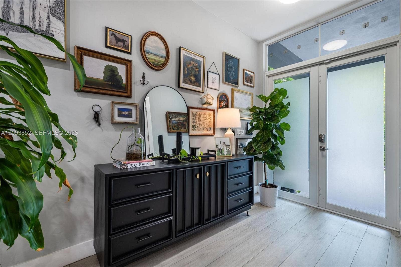 Attractive foyer