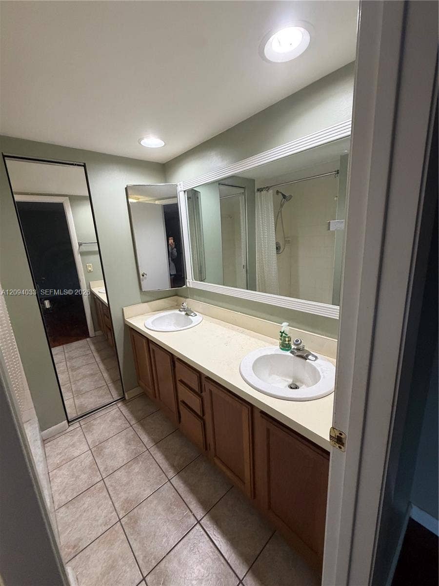 2564 Lakeview Court, Cooper City, FL 33026 1