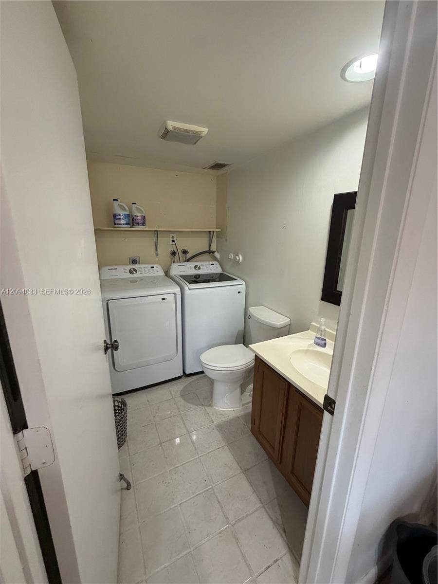 2564 Lakeview Court, Cooper City, FL 33026 1/2 Bathroom
