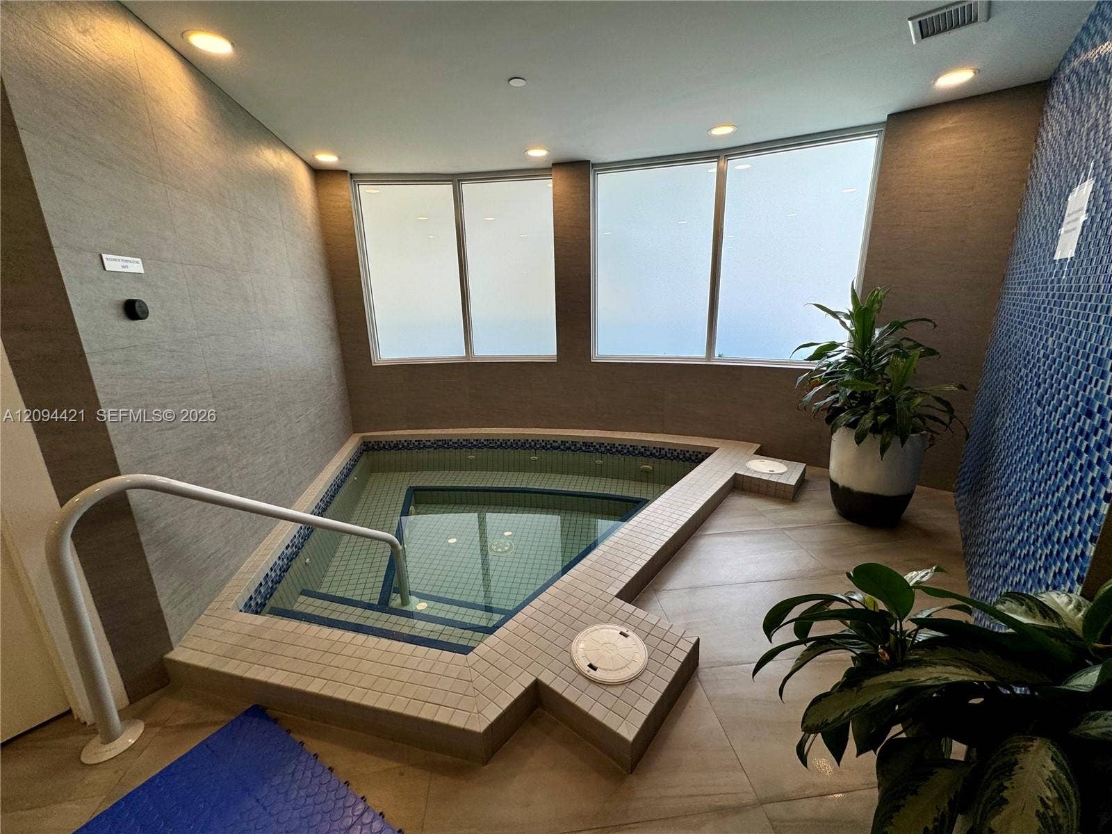 20281 E Country Club Drive, #403, Aventura, FL 33180 Jacuzzi