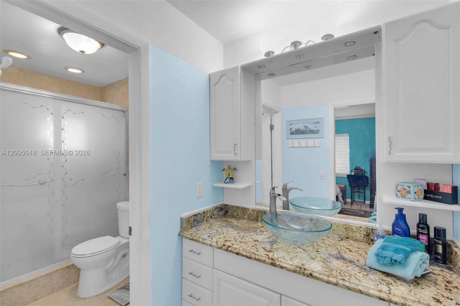 88 Marina Avenue, Key Largo, FL 33037 Main Bathroom Up
