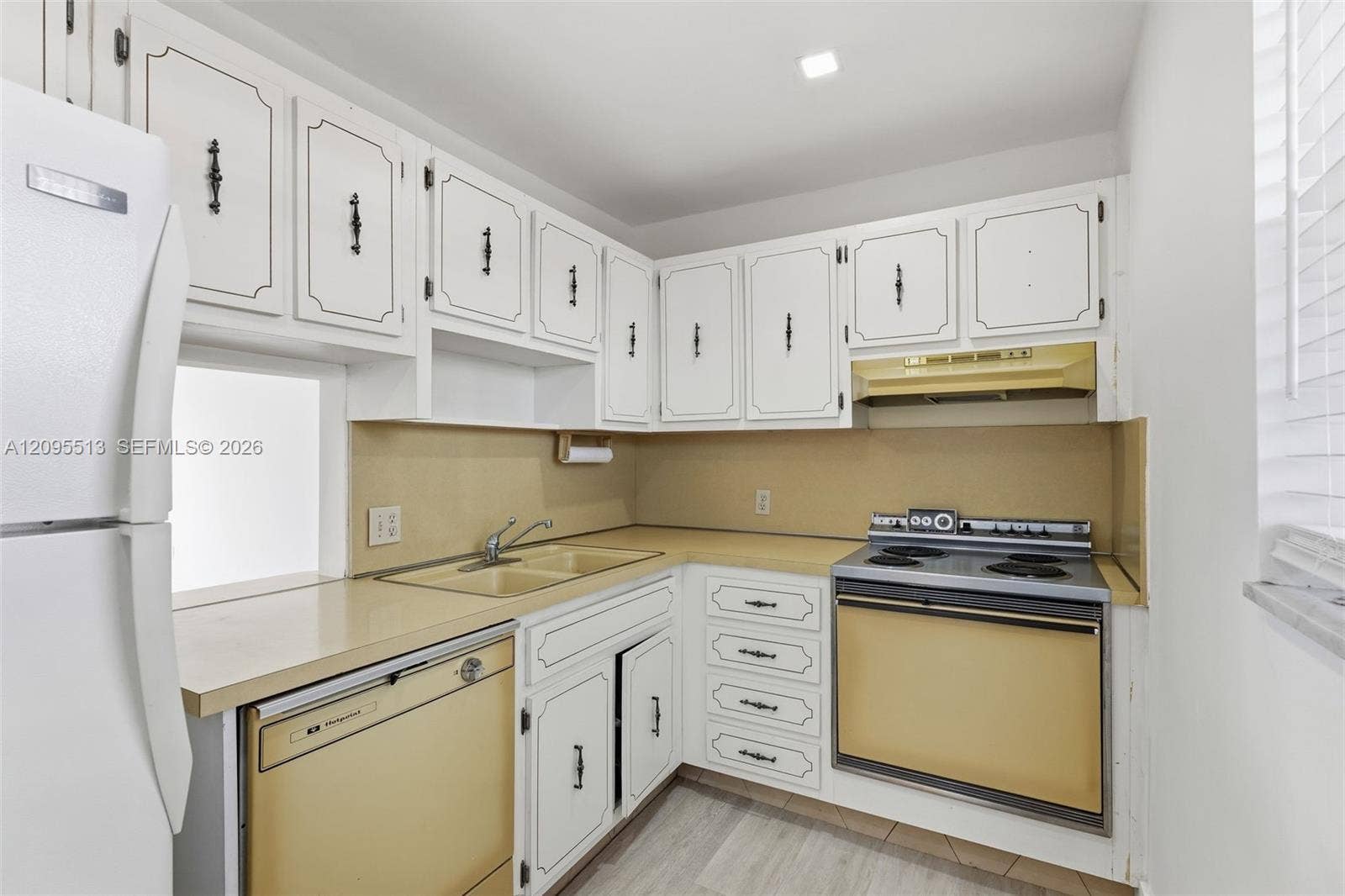 3770 NE 171st Street, #402, North Miami Beach, FL 33160 Photo 4