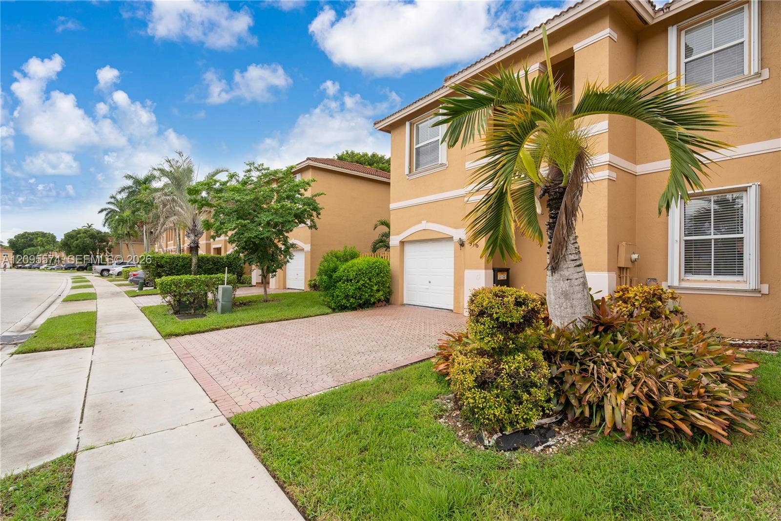 916 NW 135th Terrace, Pembroke Pines, FL 33028 Photo 3
