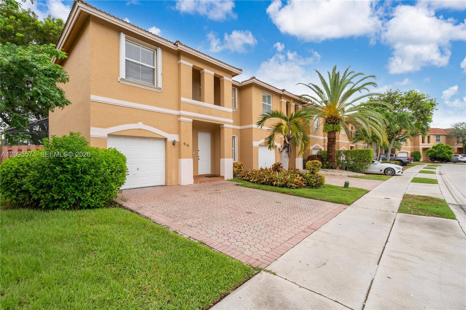 916 NW 135th Terrace, Pembroke Pines, FL 33028 Photo 2
