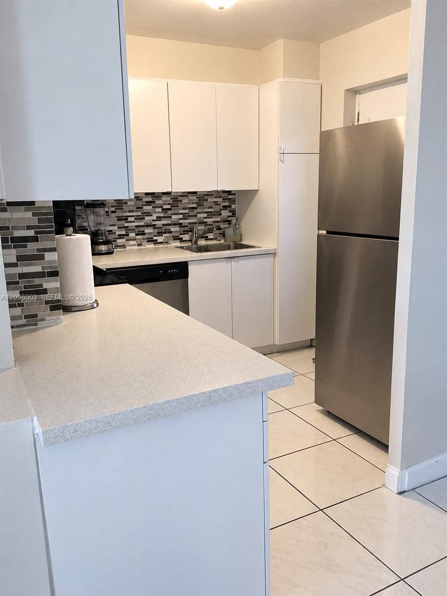 220 Kings Point Drive, #411, Sunny Isles Beach, Sunny Isles Beach, FL 33160 Photo 9