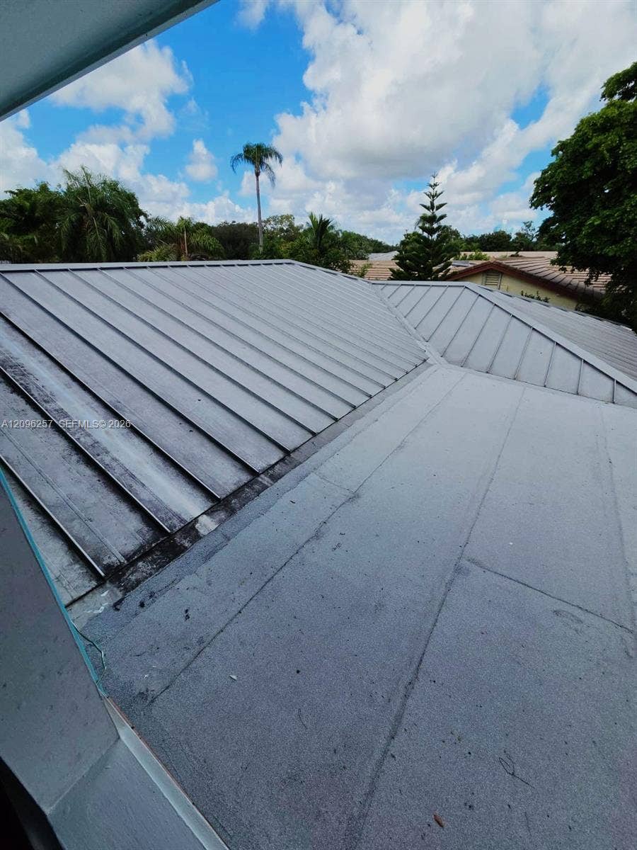 3660 N 53rd Avenue, Hollywood, FL 33021 Metal roof