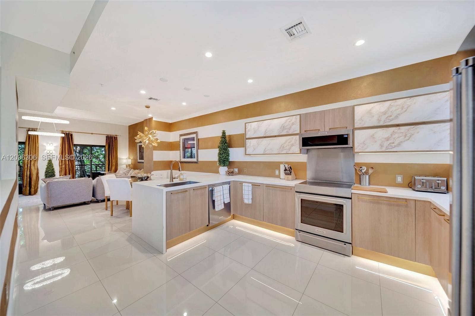 508 SE 1st Circle, Pompano Beach, FL 33060 Open Floorplan custom kitchen