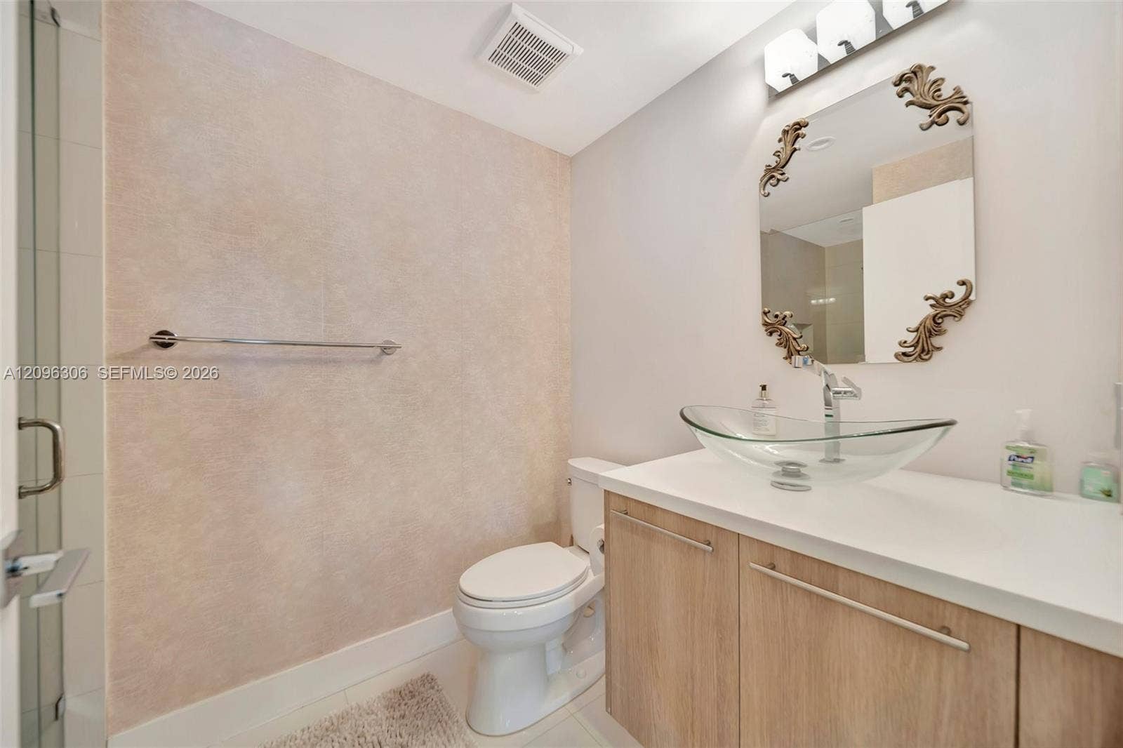 508 SE 1st Circle, Pompano Beach, FL 33060 En-suite, full Guest bathroom on first floor