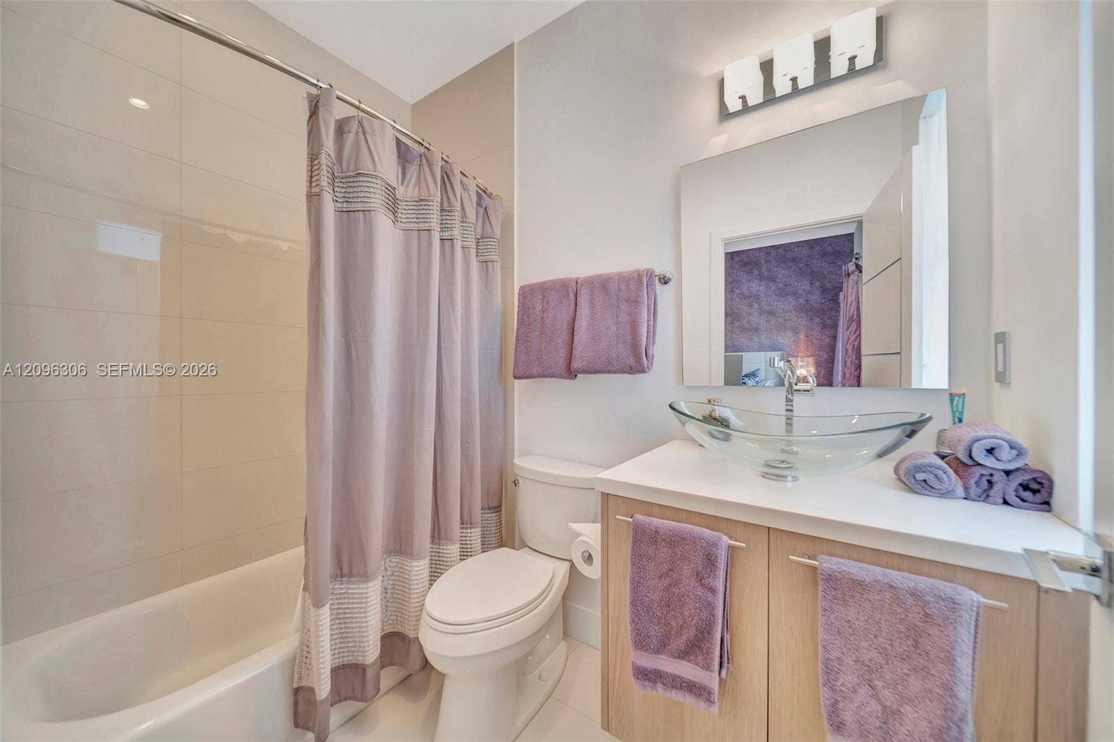 508 SE 1st Circle, Pompano Beach, FL 33060 En-suite guest bathroom with tub/shower