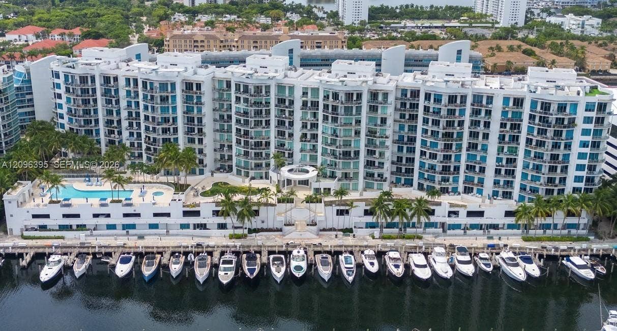 3029 NE 188th Street, #911, Aventura, FL 33180 Spacious waterfront Pool Deck with Jacuzzi