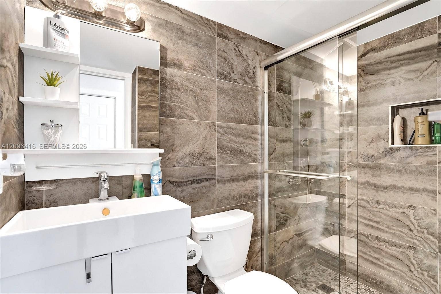 250 180th Drive, #155, Sunny Isles Beach, FL 33160 2nd Bathroom Bathtub