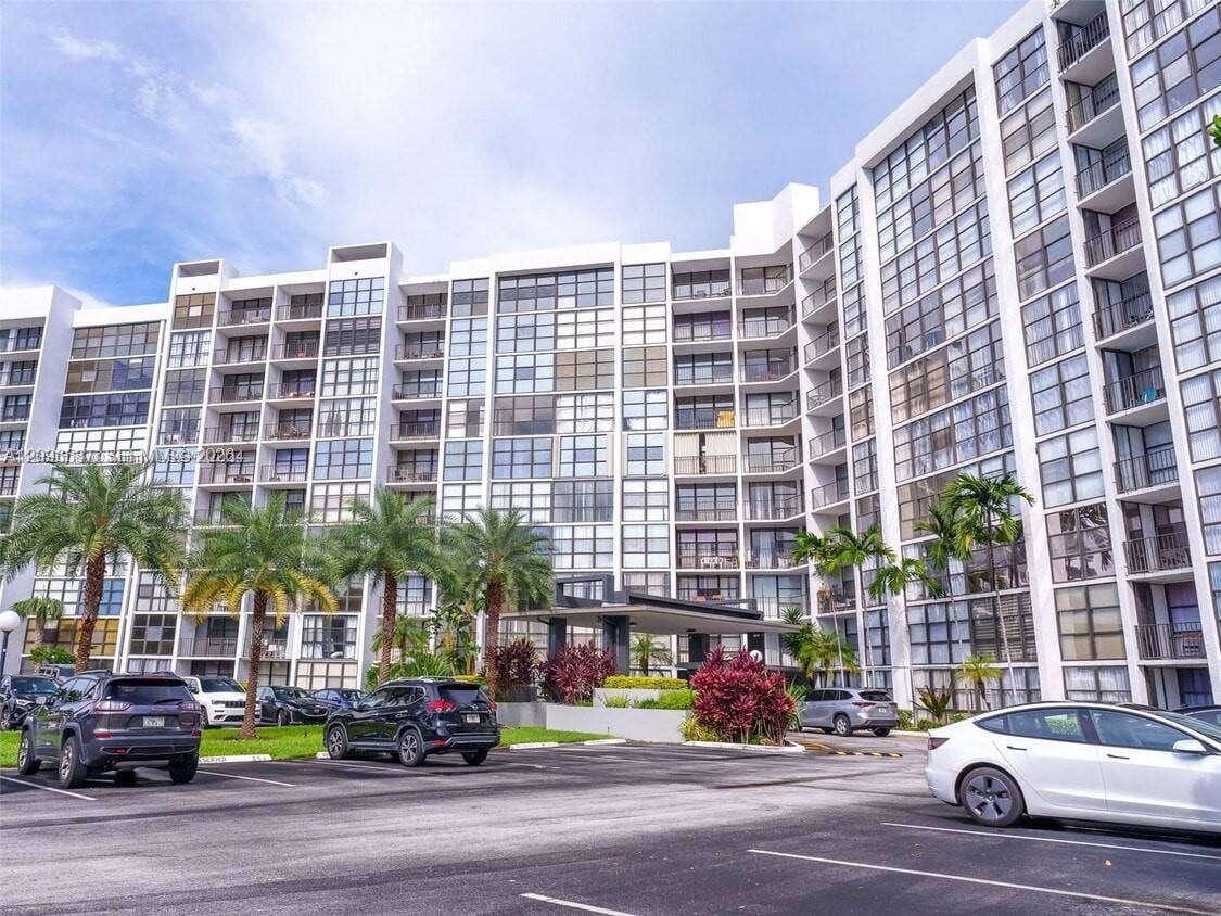 1000 Parkview Drive, #501, Hallandale Beach, Hallandale Beach, FL 33009 Photo 8