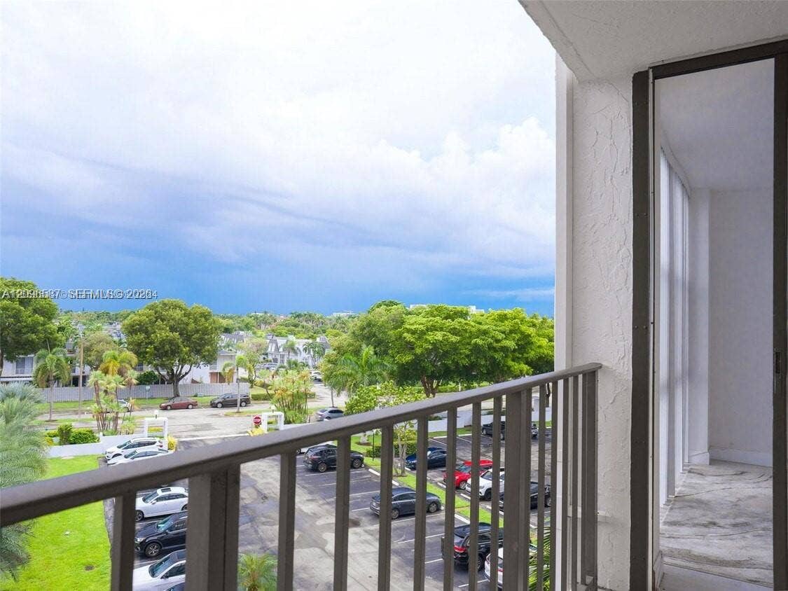 1000 Parkview Drive, #501, Hallandale Beach, Hallandale Beach, FL 33009 Photo 17