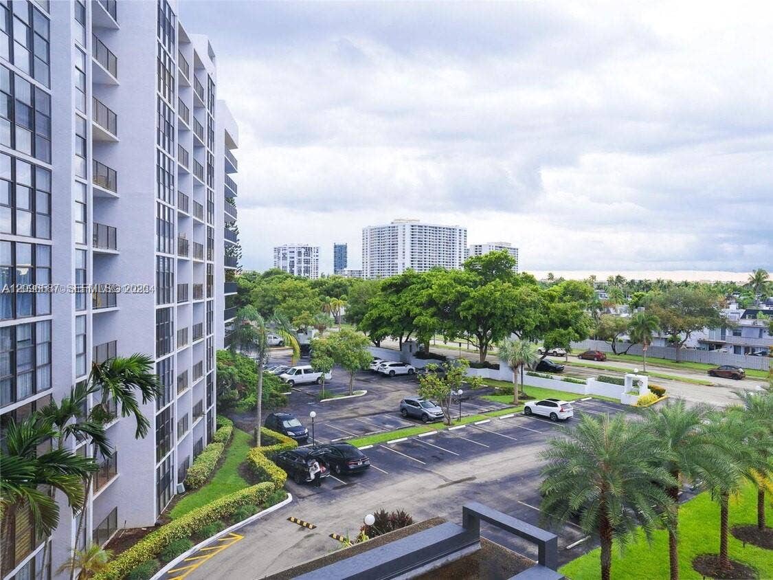 1000 Parkview Drive, #501, Hallandale Beach, Hallandale Beach, FL 33009 Photo 18